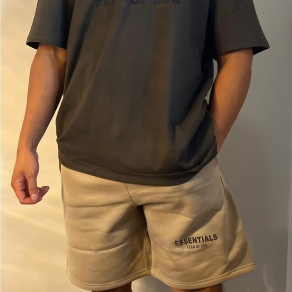 Essential shorts - Picture 3 of 4